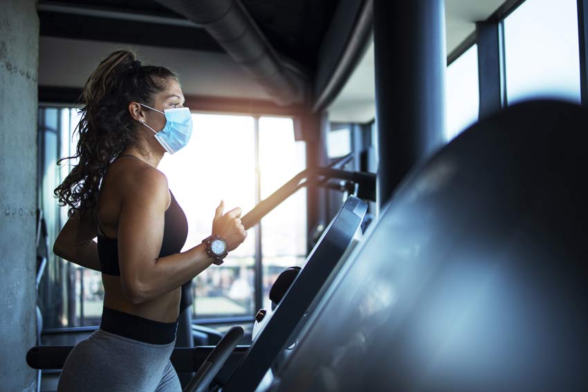 Frau trägt Maske im Fitnessstudio zum Schutz vor Corona in Hannover